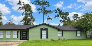 Spacious 4-Bedroom Home in Pinewood Estates | 122 Wood Manor Ln Gallery 1