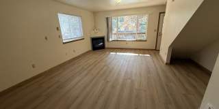 Close to COCC!  Townhouse, 2.5 Bath, W/D Hookups, Gas Fireplace, Water/Sewer Paid, Garage Gallery 4