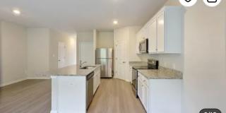 Charming 3BR Townhome in Falling Waters Gallery 1