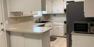 Remodeled 3 Bedroom near Moore Gallery 8