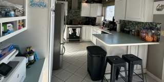4 bedroom / 2 car garage / small dog on approval Gallery 4