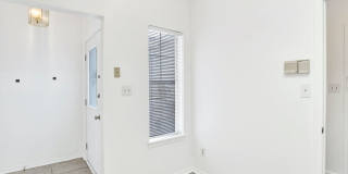 Spacious 2 Bed/2.5 Bath Townhome in POOL CONDO COMPLEX! Gallery 6