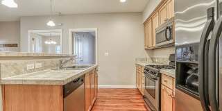 Beautiful Ground Level 1+br Condo ** Water/Sewer/Garbage Included ** Gallery 6