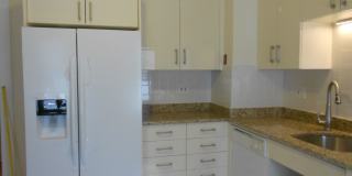 Huge 4 bedroom unit with A/C,  in-unit laundry and parking in Oak Square! Gallery 21