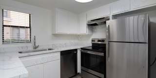 Tri-Level La Jolla Townhouse with Washer/Dryer and Garage! Gallery 5