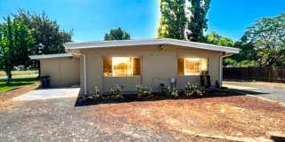 Charming 2BR Duplex in Moses Lake Gallery 1