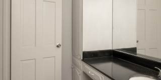 Colonial Apartments Gallery 79