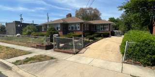 Amazing 6 Bedroom 2 Bathroom home with dual driveways Gallery 6