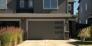 Beautiful 3 Bed/2.5 Bath Townhome in Great Location - Vail Lane Gallery 1