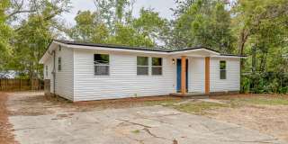 RENOVATED 4/2 in Walkable Location, Stainless Steel Appliances, & Garage/Workshop! Available NOW for $1850/month! Gallery 46