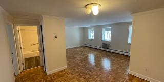 Large 1-bedroom in courtyard-style complex Gallery 1