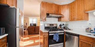 Huge 4 bed 2 bath townhouse near Northeastern with a move in special! Gallery 9