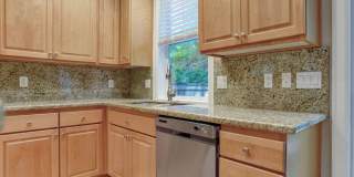 Pristine Spacious 3 Bedroom Lake Oswego Townhome | Skylights, High Ceilings, and Mt. Park Trails at your Doorstep Gallery 13