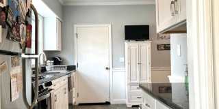 HUGE 3 bed duplex in the heart of Oak Square! Gallery 11