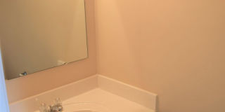 Beautiful Townhome - Great Location Gallery 7