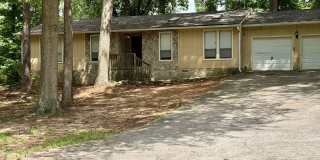 Beautiful 3-Bedroom, 2-Bath Ranch with Spacious Kitchen & Private Backyard Gallery 1