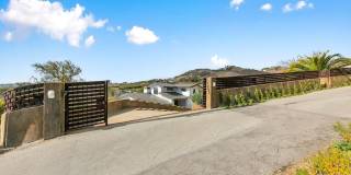 4 Bed, 5 bath home with stunning ocean views located in Malibu hills Gallery 4