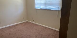 Spacious home in Northeast Hanford, central air, quiet cul-de-sac lot! Gallery 12