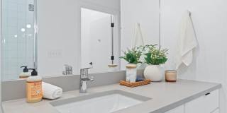 Modern downtown condo studio with private balcony & parking space. Gallery 20