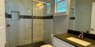 Great, modern 2 bedroom 2.5 bath available in South Austin! Gallery 38