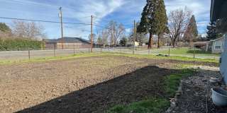 DUAL OPPORTUNITY!! 3 BEDROOM HOME + SEPARATE GUEST QUARTERS -FURNISHED OR UNFURNISHED DUAL OPPORTUNITY!! 3 BEDROOM HOME + SEPARATE GUEST QUARTERS -FURNISHED OR UNFURNISHED Gallery 21