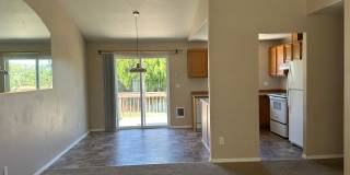 3 Bed 2 Bath Home: Fully Fenced Yard & Convenient Location Gallery 6