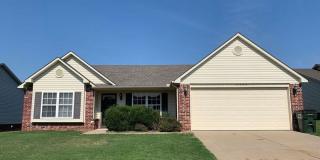Delightful split-bedroom floor plan with spacious rooms throughout. Gallery 1