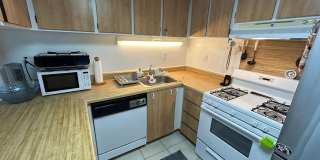 Fully furnished 1 bedroom w/ parking near Hawaii Convention Center, Ala Moana Shopping Center and Beach Park! Gallery 21