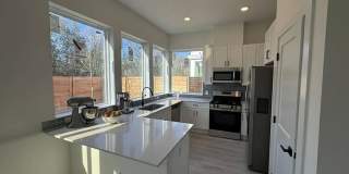 Room in 2 Bedroom Home at Riverside Farms Rd Gallery 1