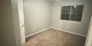 Spacious 3 bedroom / 3 bath duplex in convenient location Gallery 7