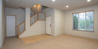 Modern 4 Bedroom, 2.5 Bath Home In Silver Creek w/AC Gallery 5