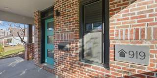 Stylish Midtown townhouse with stunning city views! Gallery 5