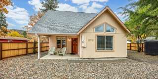 Charming 2 Bedroom, 1 Bath House For Rent Gallery 1