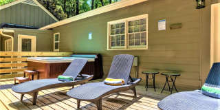 FURNISHED: Modern 6 Bdrm (7 beds) Home with BBQ, Foosball, HotTub & Private Pool - Close To Airport&Downtown Gallery 38
