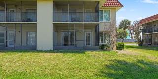 Must see 1st floor, end unit with lots of natural light in St Lucie Gardens. Gallery 22