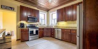 Stunning South Side 3BR - Skyline Views, Master Suite & Finished 3rd Floor Gallery 10