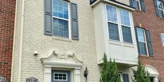 Beautiful Single Family home with Loft and Off Street Parking Gallery 3