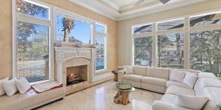 Stunning Lagoon Residence! Gallery 19