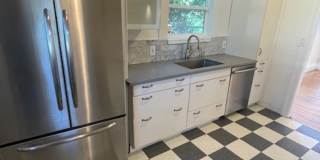 Great House in Oakland with a yard! 2 Beds, 1 Bath Gallery 5