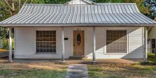 Cute 3 Bedroom 2 Bathroom Home! Available Now Gallery 1