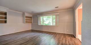 Charming 3-Bed, 1.5-Bath Home with 2-Car Garage Near NW 23rd & MacArthur Gallery 7