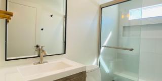 Stylish Santa Monica studio with w/d in unit, and private rear yard. Gallery 11