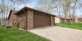 Spacious 3 bedroom w/ fenced yard Gallery 3