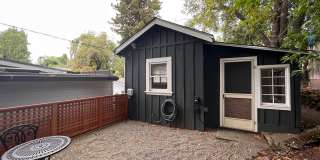 CHARMING STUDIO COTTAGE HOME WITH PRIVATE YARD Gallery 1