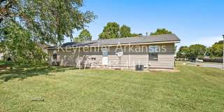 Cozy 2 Bedroom Duplex with Fireplace & Spacious Backyard! Gallery 48