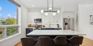 885 N Hermitage Avenue Gallery 8