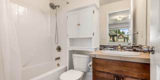 Silver Lake Townhome with Two Ensuite Bedrooms Gallery 12