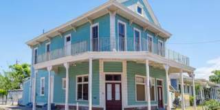 Historic, Renovated 3BR with Wrap-Around Balcony Near St. Charles Gallery 1