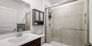 525 NE 6th Pl Gallery 14