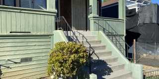Cozy Upper Floor 2 Bedroom, 1 Bath Unit Gallery 1